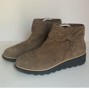 Clark’s Women’s Taupe Suede Ankle Boots Size 8 / EU 39 Bow Accent